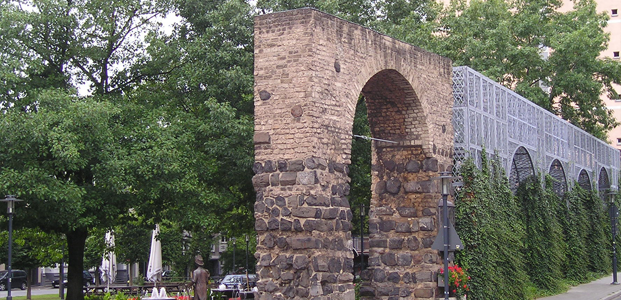 Historischer Torbogen am Hamtorwall in Neuss
